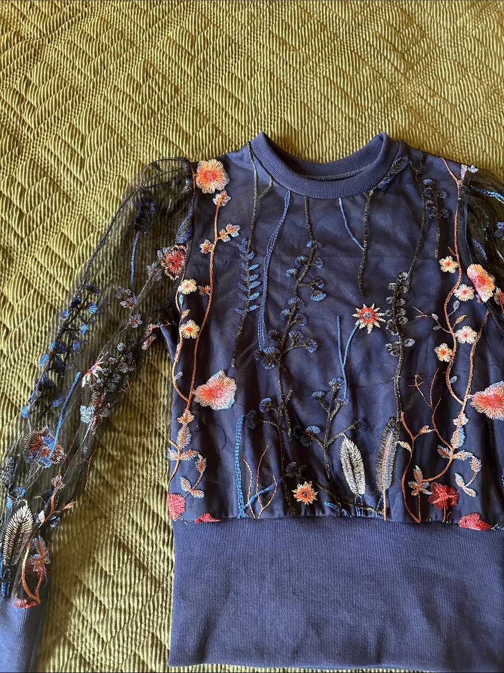 CBR Pullover blouse. - Picture 2 of 5